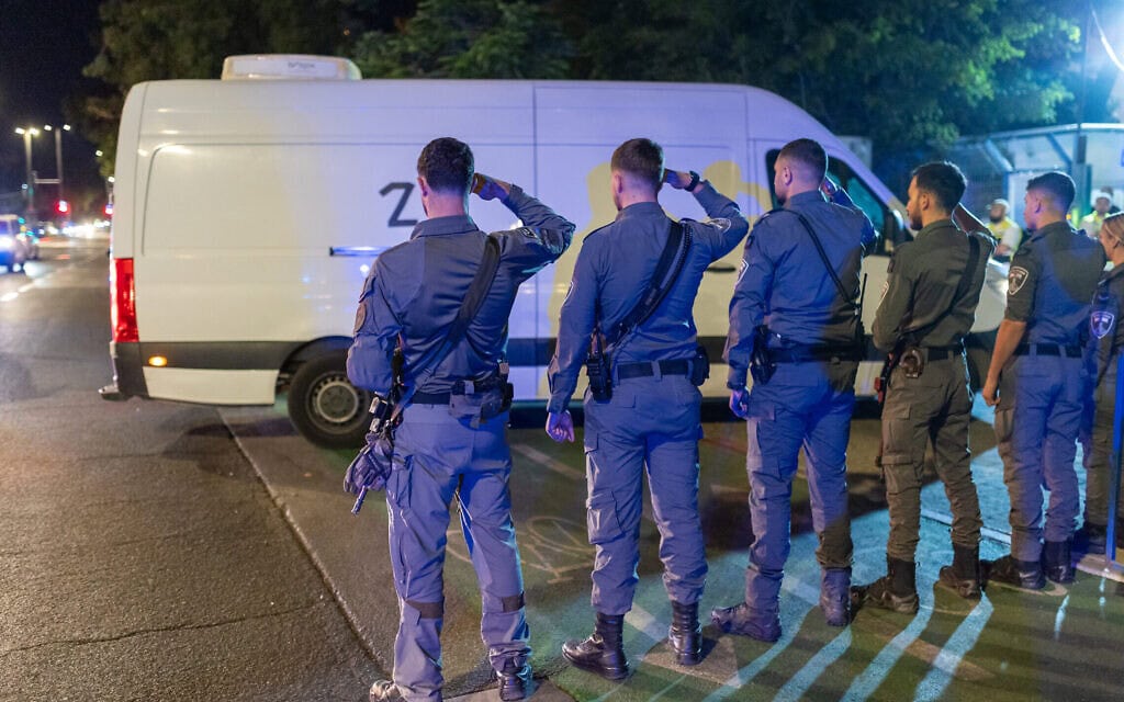 חיילים ואזרחים מצדיעים לשיירה שנושאת את ארבעת החללים שהושבו מעזה. המכון לרפואה משפטית באבו-כביר, 13 באוקטובר 2025 (צילום: דור פזואלו/פלאש90)