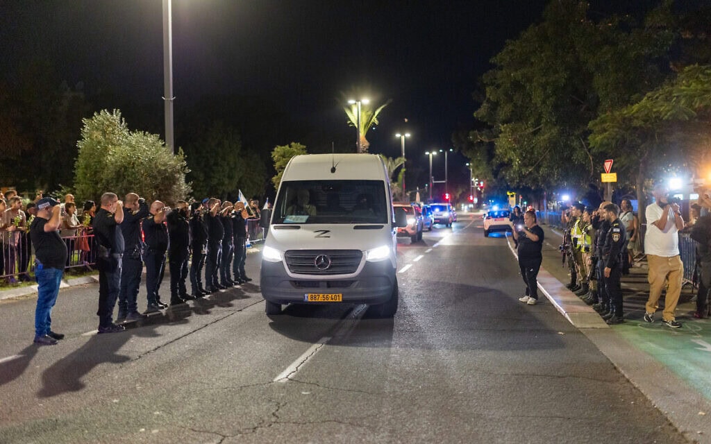 ישראלים חולקים כבוד לארבע גופות החללים שמגיעים לזיהוי באבו כביר. 13 באוקטובר 2025 (צילום: דור פזואלו/פלאש90)