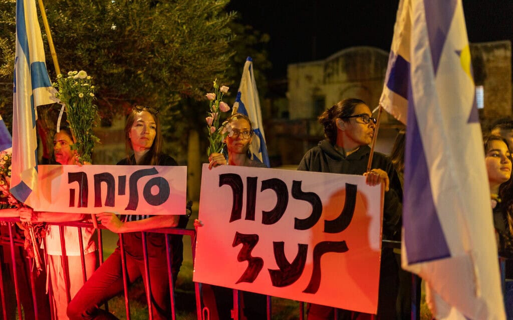 אזרחים חולקים כבוד לשיירה המובילה גופות של חטופים למכון לרופאה משפטית באבו כביר, תל אביב, 13 באוקטובר 2025 (צילום: דור פזואלו/פלאש90) אזרחים חולקים כבוד לשיירה המובילה גופות של חטופים למכון לרופאה משפטית באבו כביר, תל אביב, 13 באוקטובר 2025 (צילום: דור פזואלו/פלאש90)
