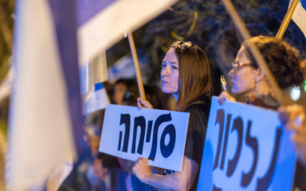 אזרחים חולקים כבוד לשיירה המובילה גופות של חטופים למכון לרופאה משפטית באבו כביר, תל אביב, 13 באוקטובר 2025 (צילום: דור פזואלו/פלאש90) אזרחים חולקים כבוד לשיירה המובילה גופות של חטופים למכון לרופאה משפטית באבו כביר, תל אביב, 13 באוקטובר 2025 (צילום: דור פזואלו/פלאש90)