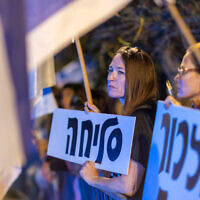 אזרחים חולקים כבוד לשיירה המובילה גופות של חטופים למכון לרופאה משפטית באבו כביר, תל אביב, 13 באוקטובר 2025