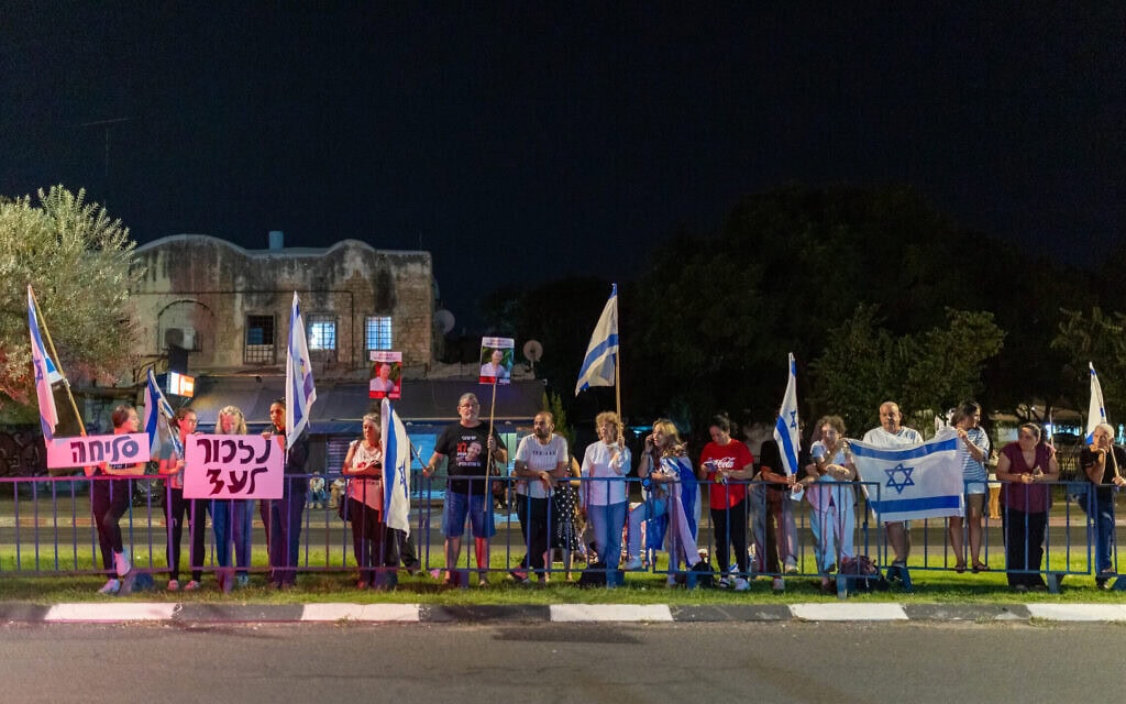 אזרחים צופים בשיירה הנושאת ארונות חללים שהושבו מעזה לזיהוי במכון לרפואה משפטית באבו כביר. 13 באוקטובר 2025 (צילום: דור פזואלו/פלאש90) אזרחים צופים בשיירה הנושאת ארונות חללים שהושבו מעזה לזיהוי במכון לרפואה משפטית באבו כביר. 13 באוקטובר 2025 (צילום: דור פזואלו/פלאש90)
