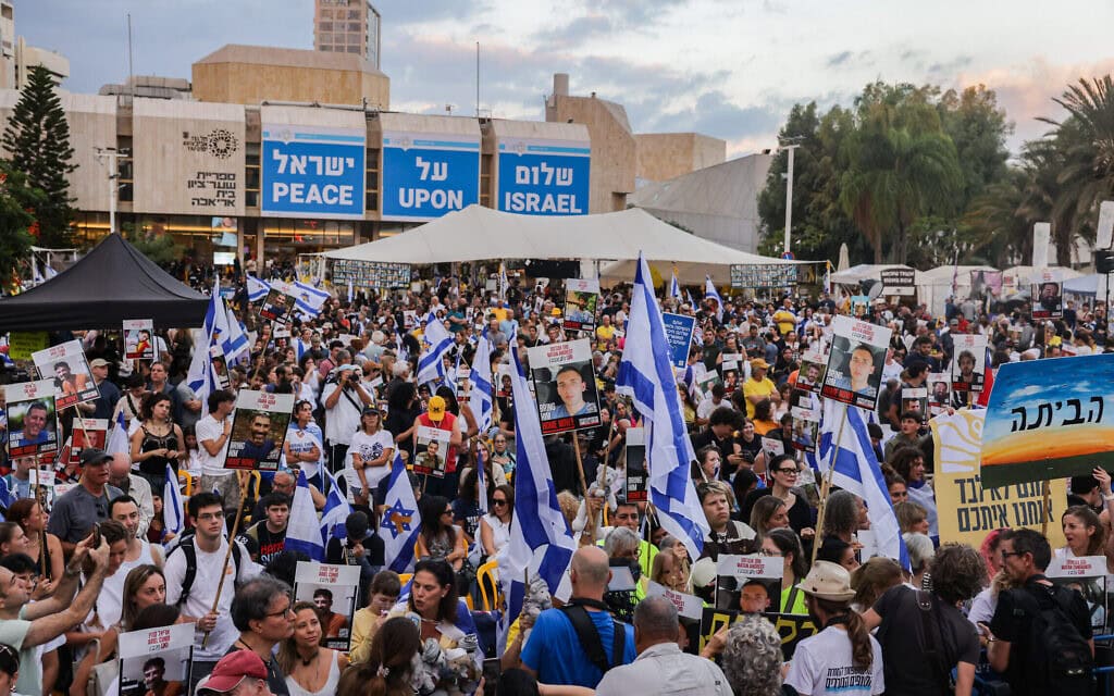 אנשים מתאגדים בכיכר החטופים לפני שחרור 20 החטופים החיים האחרונים מרצועת עזה, 13 באוקטובר 2025 (צילום: מרים אלסטר/פלאש90) אנשים מתאגדים בכיכר החטופים לפני שחרור 20 החטופים החיים האחרונים מרצועת עזה, 13 באוקטובר 2025 (צילום: מרים אלסטר/פלאש90)