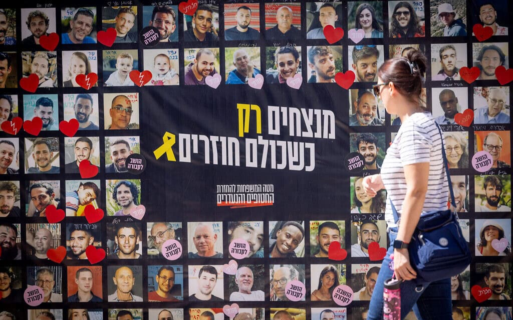 כיכר החטופים בתל אביב בבוקר שלאחר חזרת 20 החטופים החיים לישראל. 14 באוקטובר 2025 (צילום: מרים אלסטר/פלאש90)