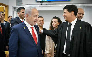 ראש הממשלה בנימין נתניהו לצד עורך דינו עמית חדד והשרים עידית סילמן ושלמה קרעי בבית המשפט, 15 באוקטובר 2025 (צילום: ראובן קסטרו/פול) ראש הממשלה בנימין נתניהו לצד עורך דינו עמית חדד והשרים עידית סילמן ושלמה קרעי בבית המשפט, 15 באוקטובר 2025 (צילום: ראובן קסטרו/פול)