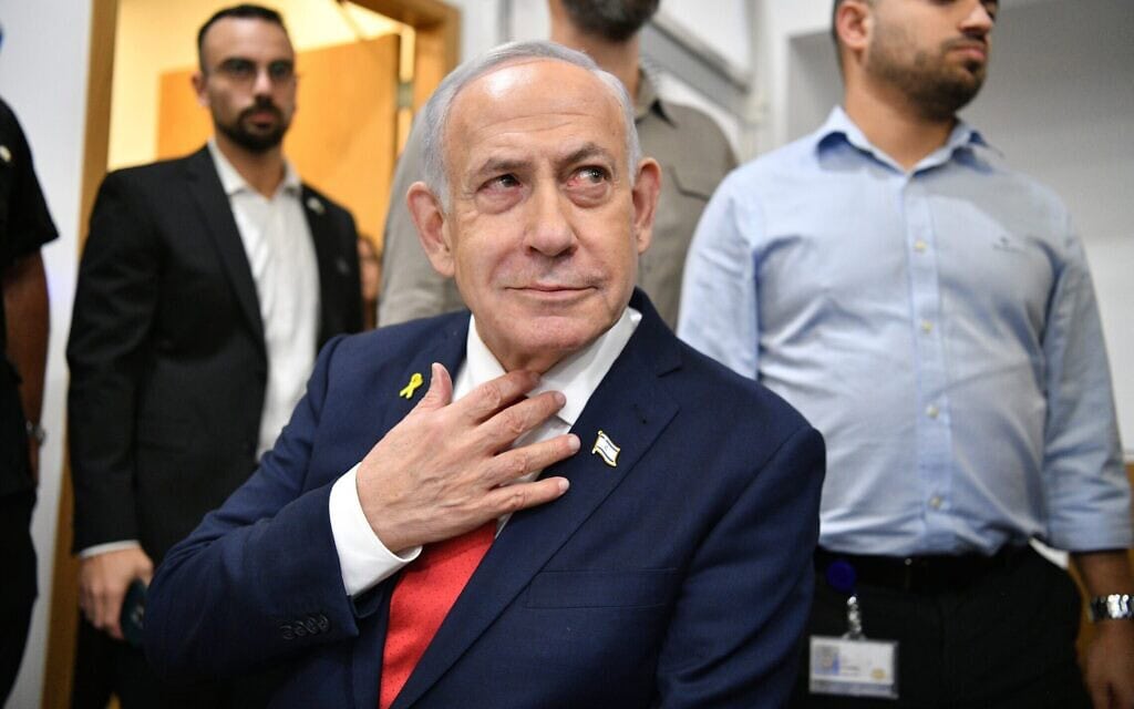 ראש הממשלה בנימין נתניהו מגיע לאולם בית המשפט המחוזי בתל אביב, לעדות במשפטו, 15 באוקטובר 2025 (צילום: ראובן קסטרו/פול)