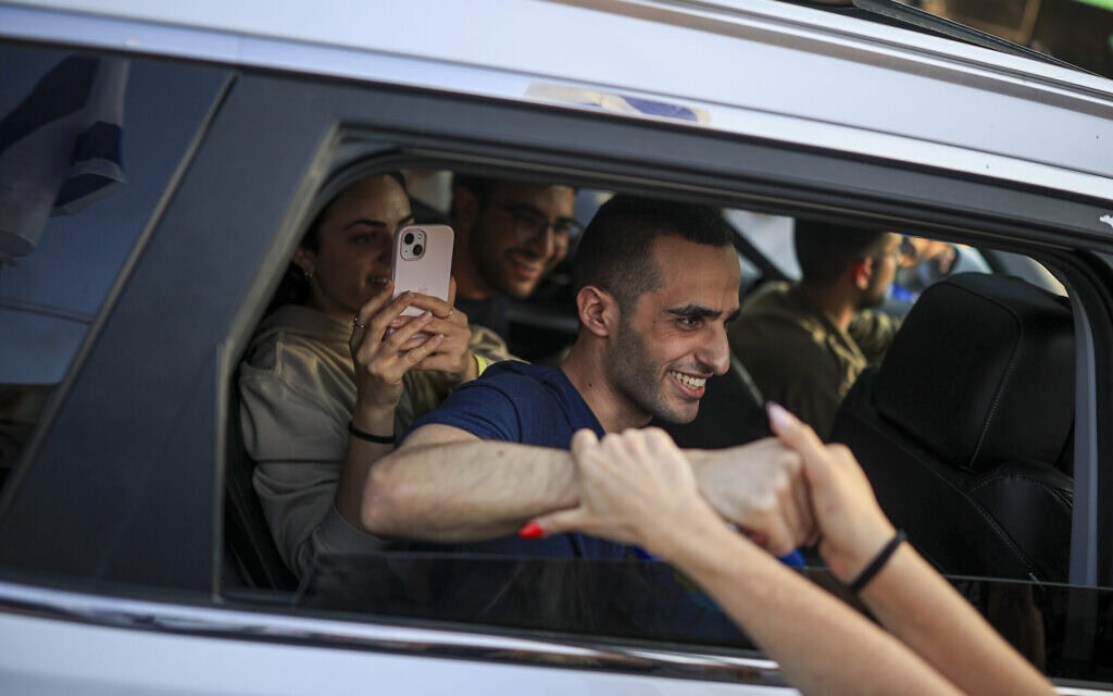 פדוי השבי נמרוד כהן בדרכו לביתו ברחובות, 16 באוקטובר 2025 (צילום: פלאש90) פדוי השבי נמרוד כהן בדרכו לביתו ברחובות, 16 באוקטובר 2025 (צילום: פלאש90)