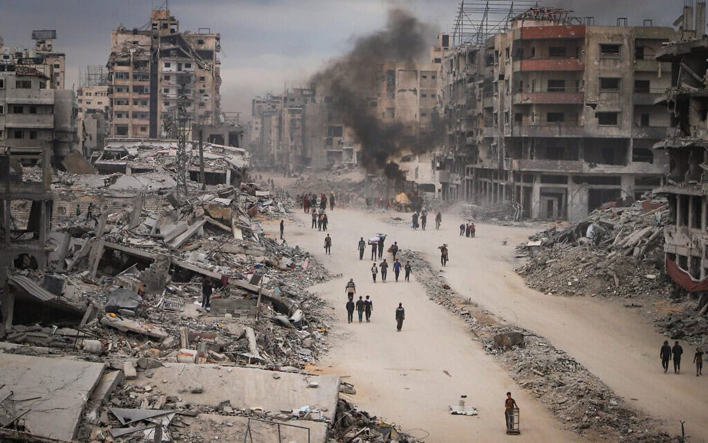 פלסטינים חוזרים למה שהיה ביתם בשג'אעיה ברצועת עזה, 16 באוקטובר 2025 (צילום: Khalil Kahlout/Flash90) פלסטינים חוזרים למה שהיה ביתם בשג'אעיה ברצועת עזה, 16 באוקטובר 2025 (צילום: Khalil Kahlout/Flash90)