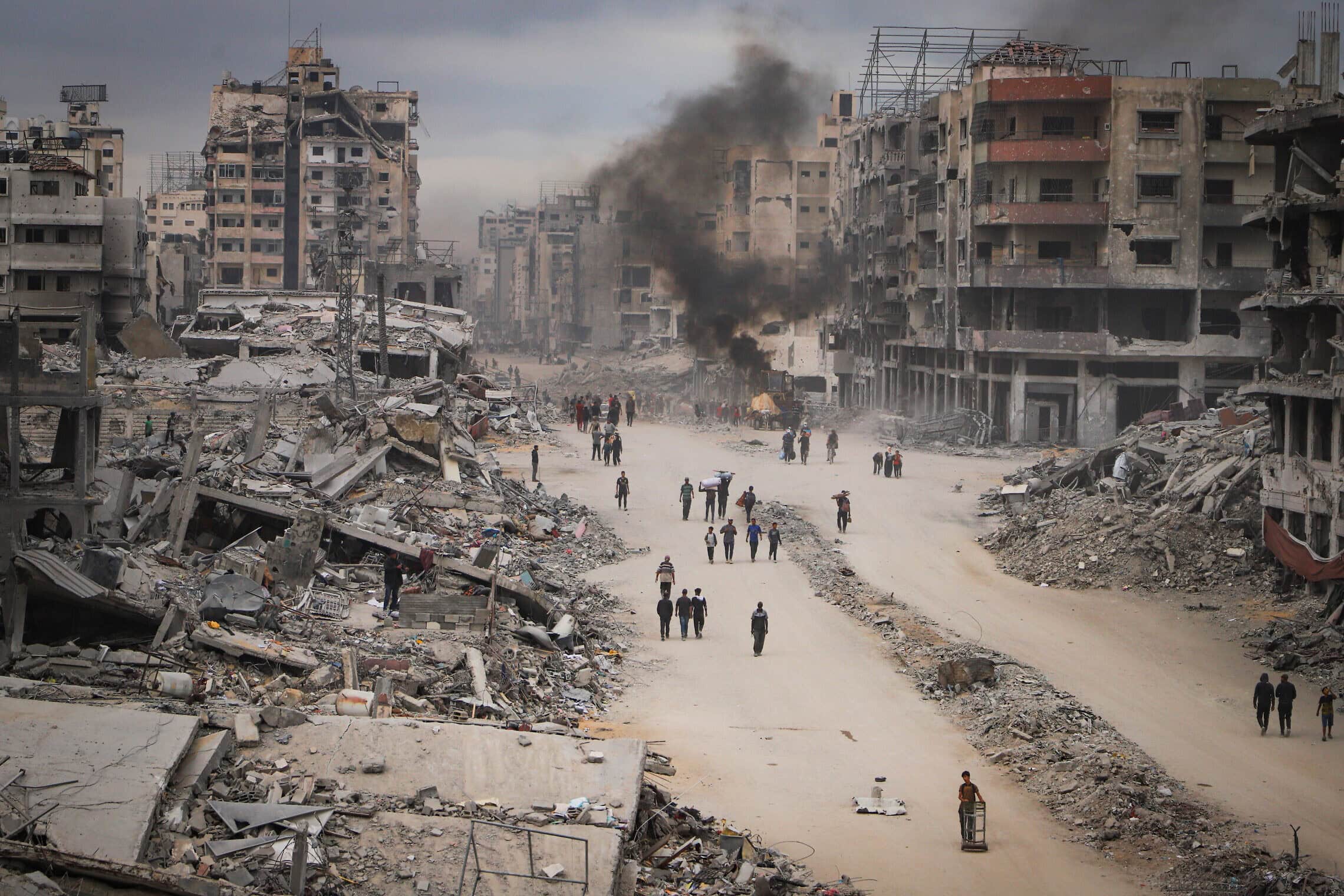 פלסטינים חוזרים למה שהיה ביתם בשג'אעיה ברצועת עזה, 16 באוקטובר 2025 (צילום: Khalil Kahlout/Flash90)