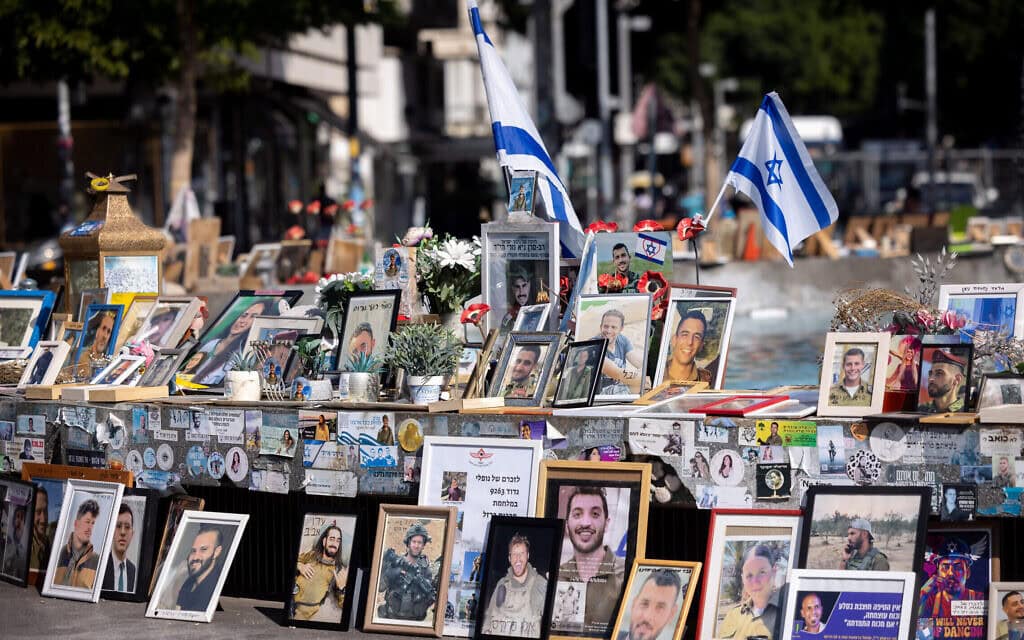 תמונותיהם של חללי המלחמה בכיכר צינה דיזנגוף בתל אביב, 16 באוקטובר 2025 (צילום: מרים אלסטר/פלאש90) תמונותיהם של חללי המלחמה בכיכר צינה דיזנגוף בתל אביב, 16 באוקטובר 2025 (צילום: מרים אלסטר/פלאש90)