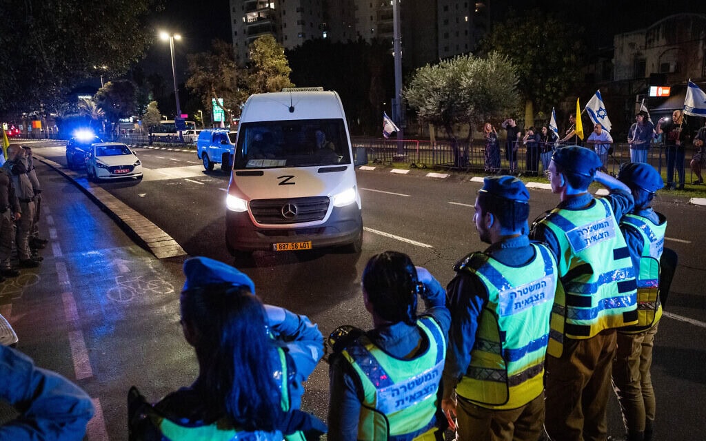 חיילי המשטרה הצבאית מקבלים במרכז הלאומי לרפואה משפטית בתל אביב גופות, שלדברי חמאס, שייכות לחללים שישראל תובעת את השבתם, 16 באוקטובר 2025 (צילום: יונתן זינדל/פלאש90) חיילי המשטרה הצבאית מקבלים במרכז הלאומי לרפואה משפטית בתל אביב גופות, שלדברי חמאס, שייכות לחללים שישראל תובעת את השבתם, 16 באוקטובר 2025 (צילום: יונתן זינדל/פלאש90)