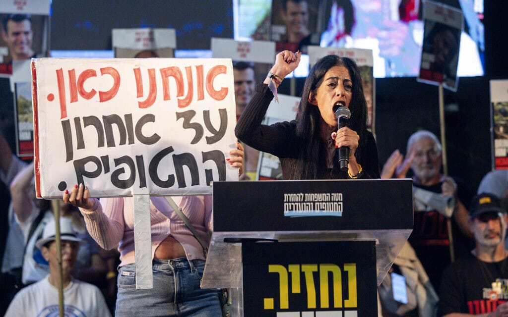 עינב צנגאוקר ב"כיכר החטופים". 18 באוקטובר 2025 (צילום: חיים גולדברג/פלאש90)