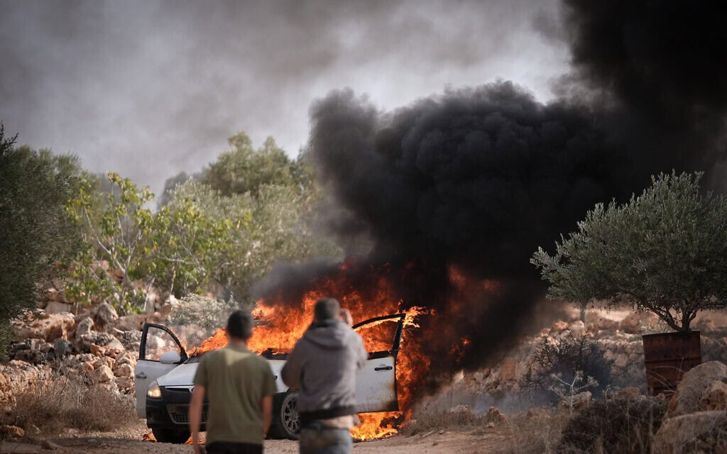 מתנחלים תקפו פלסטינים והציתו כלי רכב באזור תורמוס עייא שבגדה המערבית, 19 באוקטובר 2025 (צילום: פלאש90) מתנחלים תקפו פלסטינים והציתו כלי רכב באזור תורמוס עייא שבגדה המערבית, 19 באוקטובר 2025 (צילום: פלאש90)