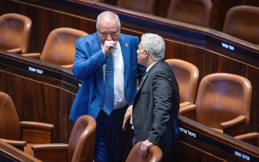 יאיר לפיד ואביגדור ליברמן במליאת הכנסת, 20 באוקטובר 2025 (צילום: חיים גולדברג/פלאש90) יאיר לפיד ואביגדור ליברמן במליאת הכנסת, 20 באוקטובר 2025 (צילום: חיים גולדברג/פלאש90)