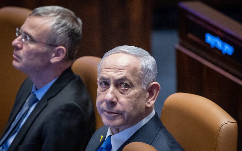 ראש הממשלה בנימין נתניהו ושר המשפטים יריב לוין במליאת הכנסת, 20 באוקטובר 2025 (צילום: חיים גולדברג/פלאש90) ראש הממשלה בנימין נתניהו ושר המשפטים יריב לוין במליאת הכנסת, 20 באוקטובר 2025 (צילום: חיים גולדברג/פלאש90)