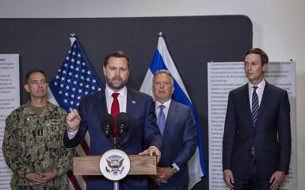 ג'ארד קושנר, סטיב ויטקוף, סגן נשיא ארצות הברית ג'יי די ואנס ומפקד פיקוד מרכז של ארצות הברית באד קופר במסיבת עיתונאים במרכז השליטה שהקימה ארה"ב סמוך לקריית גת, 21 באוקטובר 2025 (צילום: חיים גולדברג/פלאש90)
