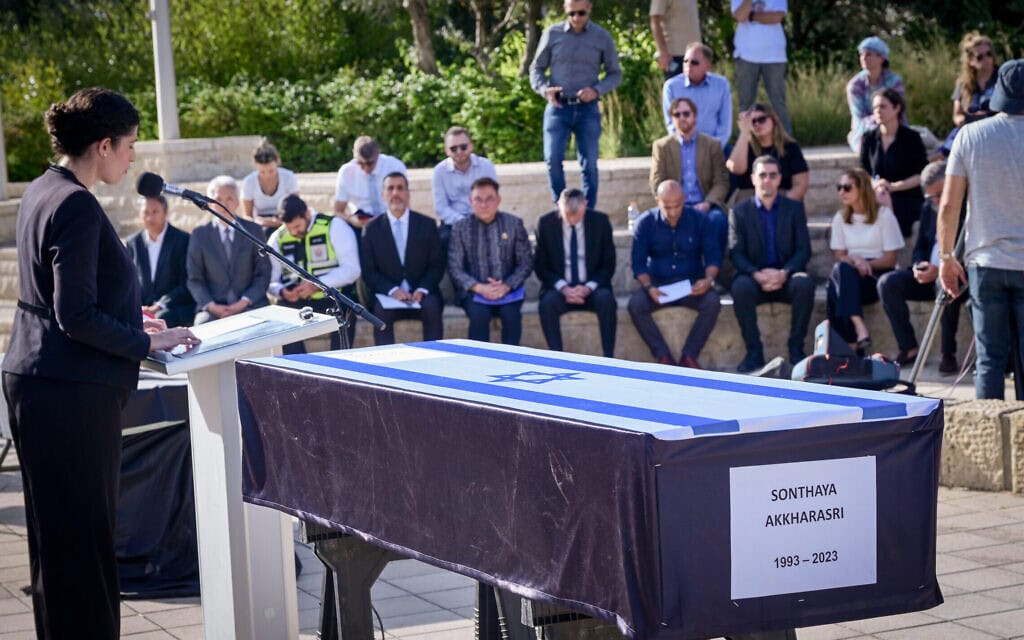 הטקס לזכרו של סונטאיה אוקארסרי, שנרצח ב־7 באוקטובר 2023, בנמל התעופה בן־גוריון, 22 באוקטובר 2025 (צילום: אבשלום ששוני/פלאש90) הטקס לזכרו של סונטאיה אוקארסרי, שנרצח ב־7 באוקטובר 2023, בנמל התעופה בן־גוריון, 22 באוקטובר 2025 (צילום: אבשלום ששוני/פלאש90)
