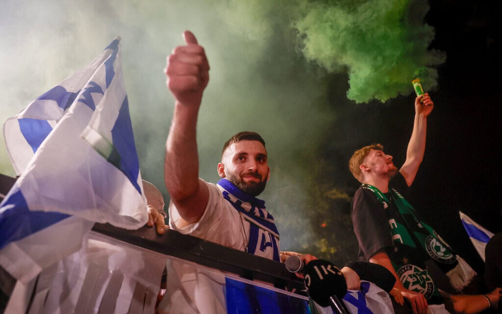 שורד השבי מתן אנגרסט חזר לביתו בקריית ביאליק, 23 באוקטובר 2025 (צילום: יונתן זינדל/פלאש90) שורד השבי מתן אנגרסט חזר לביתו בקריית ביאליק, 23 באוקטובר 2025 (צילום: יונתן זינדל/פלאש90)