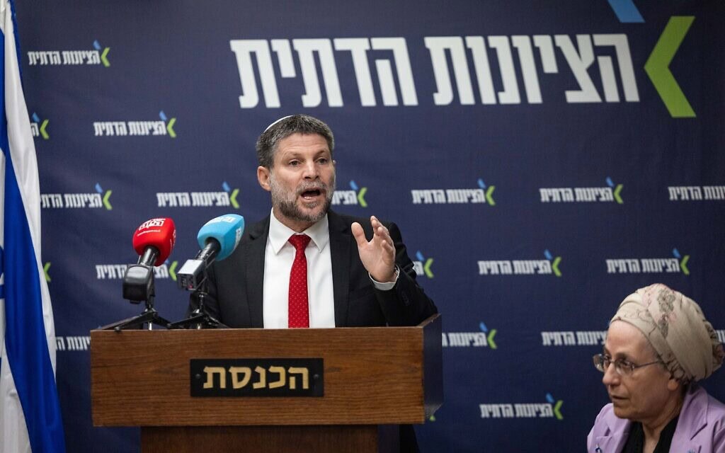 שר האוצר בצלאל סמוטריץ' וראש מפלגת הציונות הדתית בפגישת סיעה בכנסת. 27 באוקטובר 2025 (צילום: יונתן סינדל/פלאש90) שר האוצר בצלאל סמוטריץ' וראש מפלגת הציונות הדתית בפגישת סיעה בכנסת. 27 באוקטובר 2025 (צילום: יונתן סינדל/פלאש90)