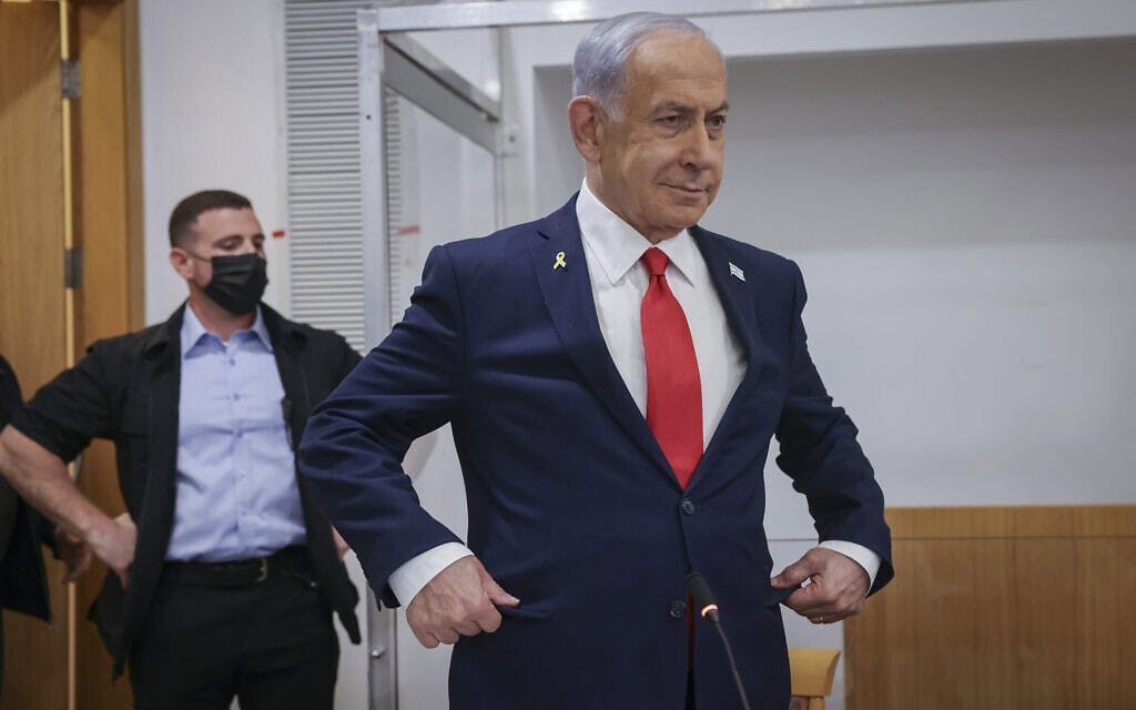 ראש הממשלה בנימין נתניהו בבית המשפט המחוזי בתל אביב להמשך עדותו, 28 באוקטובר 2025 (צילום: מרים אלסטר/פלאש90)