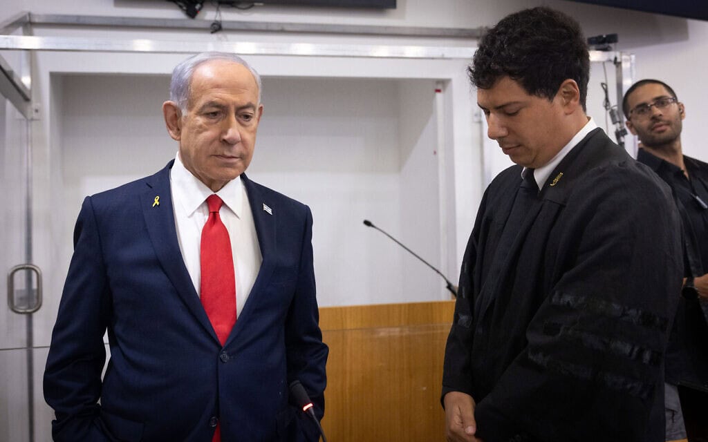 ראש הממשלה בנימין נתניהו ועורך דינו עמית חדד בבית המשפט המחוזי בתל אביב, 28 באוקטובר 2025 (צילום: מרים אלסטר/פלאש90) ראש הממשלה בנימין נתניהו ועורך דינו עמית חדד בבית המשפט המחוזי בתל אביב, 28 באוקטובר 2025 (צילום: מרים אלסטר/פלאש90)