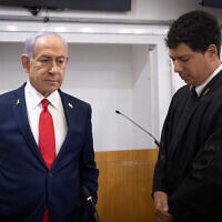 ראש הממשלה בנימין נתניהו ועורך דינו עמית חדד בבית המשפט המחוזי בתל אביב, 28 באוקטובר 2025 (צילום: מרים אלסטר/פלאש90) ראש הממשלה בנימין נתניהו ועורך דינו עמית חדד בבית המשפט המחוזי בתל אביב, 28 באוקטובר 2025 (צילום: מרים אלסטר/פלאש90)