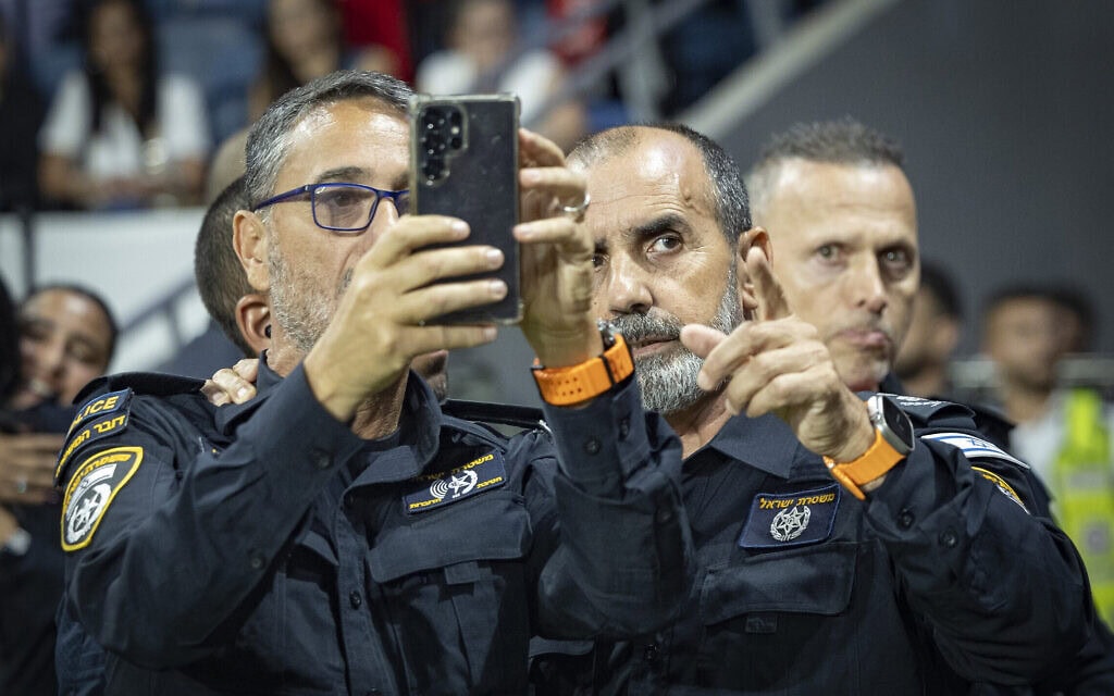 מפכ"ל המשטרה דני לוי (במרכז) ודובר המשטרה אריה דורון (משמאל) באצטדיון סמי עופר בחיפה במהלך משחק גמר גביע הטוטו בין בית"ר ירושלים והפועל תל אביב, 28 באוקטובר 2025 (צילום: אורן בן חקון/פלאש90)