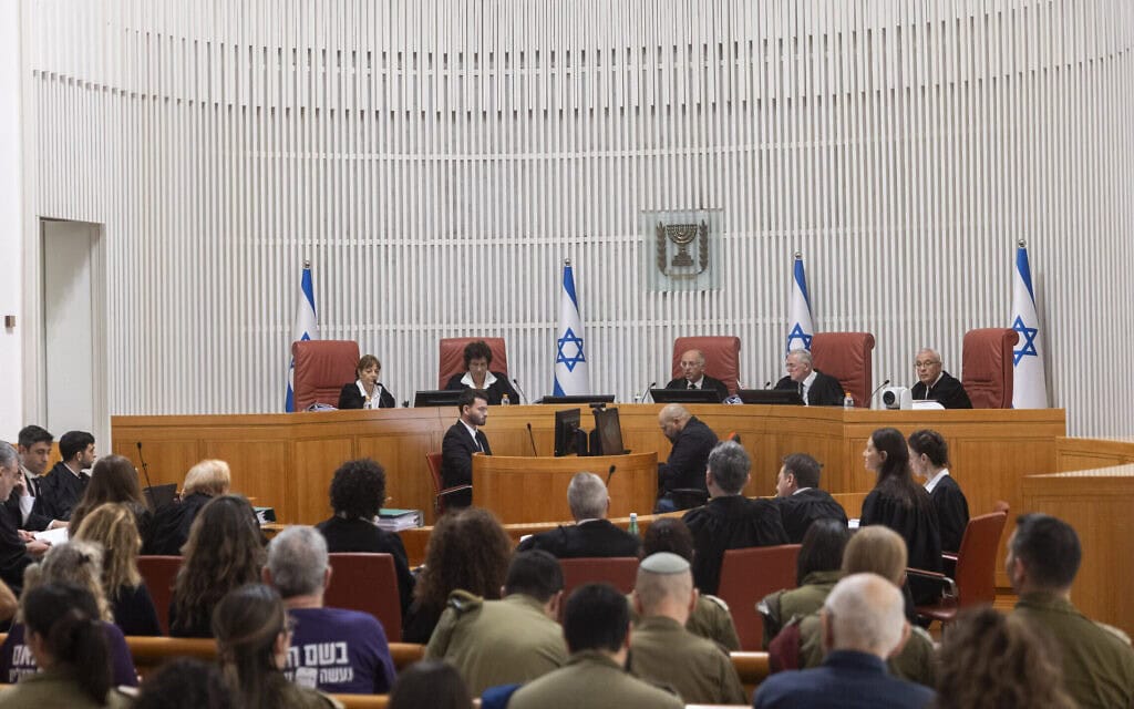 שופטי בית המשפט העליון עפר גרוסקופף, דוד מינץ, נעם סולברג, דפנה ברק-ארז ויעל וילנר בדיון בעתירות לחייב את הממשלה לאכוף באופן שוויוני את גיוס החרדים, 29 באוקטובר 2025 (צילום: חיים גולדברג/פלאש90) שופטי בית המשפט העליון עפר גרוסקופף, דוד מינץ, נעם סולברג, דפנה ברק-ארז ויעל וילנר בדיון בעתירות לחייב את הממשלה לאכוף באופן שוויוני את גיוס החרדים, 29 באוקטובר 2025 (צילום: חיים גולדברג/פלאש90)