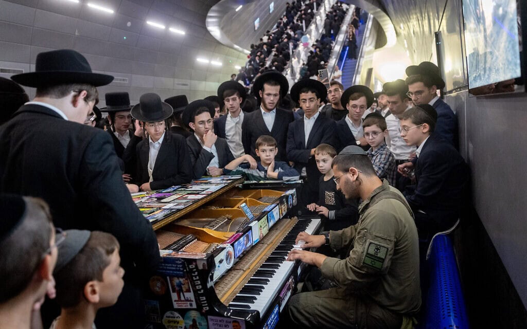 חייל מנגן על פסנתר לאוזני חרדים שהגיעו להפגנה בתחנת הרכבת בירושלים. 30 באוקטובר 2025 (צילום: חיים גולדברג/פלאש90) חייל מנגן על פסנתר לאוזני חרדים שהגיעו להפגנה בתחנת הרכבת בירושלים. 30 באוקטובר 2025 (צילום: חיים גולדברג/פלאש90)
