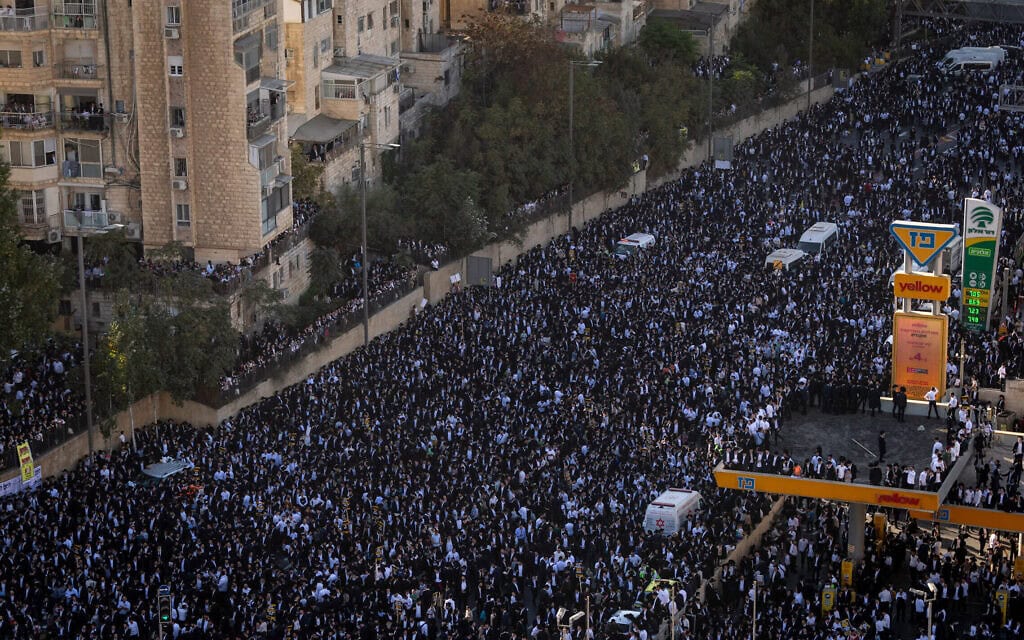 מפגינים מוחים בירושלים בעקבות מאמצי הרשויות לגייס חרדים לצה"ל, 30 באוקטובר 2025 (צילום: יונתן זינדל/פלאש90) מפגינים מוחים בירושלים בעקבות מאמצי הרשויות לגייס חרדים לצה"ל, 30 באוקטובר 2025 (צילום: יונתן זינדל/פלאש90)