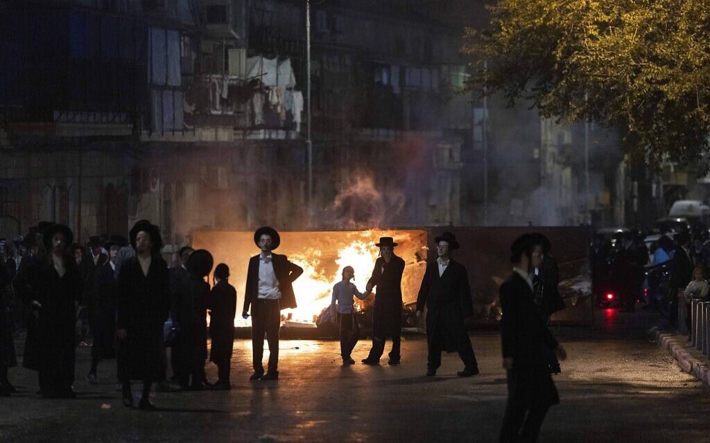 מפגינים בשכונת מאה שערים בירושלים מוחים נגד מעצרם של תלמידי ישיבה עריקים, 22 באוקטובר 2025 (צילום: חיים גולדברג/פלאש90) מפגינים בשכונת מאה שערים בירושלים מוחים נגד מעצרם של תלמידי ישיבה עריקים, 22 באוקטובר 2025 (צילום: חיים גולדברג/פלאש90)