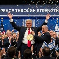 נשיא ארה"ב דונלד טראמפ כשלצווארו מדליית פרס נובל ולצידו ראש הממשלה בנימין נתניהו. היצירה נוצרה ע"י בינה מלאכותית ופורסמה על ידי נתניהו בחשבונותיו ברשתות החברתית ב-9 באוקטובר 2025