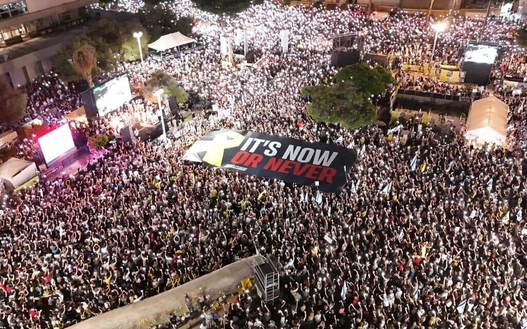 תמונה עם השלט ״זה עכשיו או לעולם לא״ מההפגנה בת״א שפרסם מחדש נשיא ארה״ב דונלד טראמפ. 4 באוקטובר 2025 (צילום: רעי אש) תמונה עם השלט ״זה עכשיו או לעולם לא״ מההפגנה בת״א שפרסם מחדש נשיא ארה״ב דונלד טראמפ. 4 באוקטובר 2025 (צילום: רעי אש)