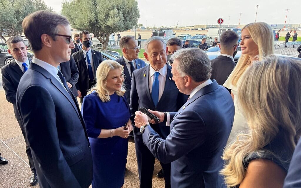 נתניהו משוחח עם סטיב ויטקוף, ועם בתו של הנשיא, איוונקה טראמפ, ובעלה ג׳ארד קושנר, בנצב"ג לקראת נחיתת טראמפ, 13 באוקטובר 2025 (צילום: משרד ראש הממשלה) נתניהו משוחח עם סטיב ויטקוף, ועם בתו של הנשיא, איוונקה טראמפ, ובעלה ג׳ארד קושנר, בנצב"ג לקראת נחיתת טראמפ, 13 באוקטובר 2025 (צילום: משרד ראש הממשלה)