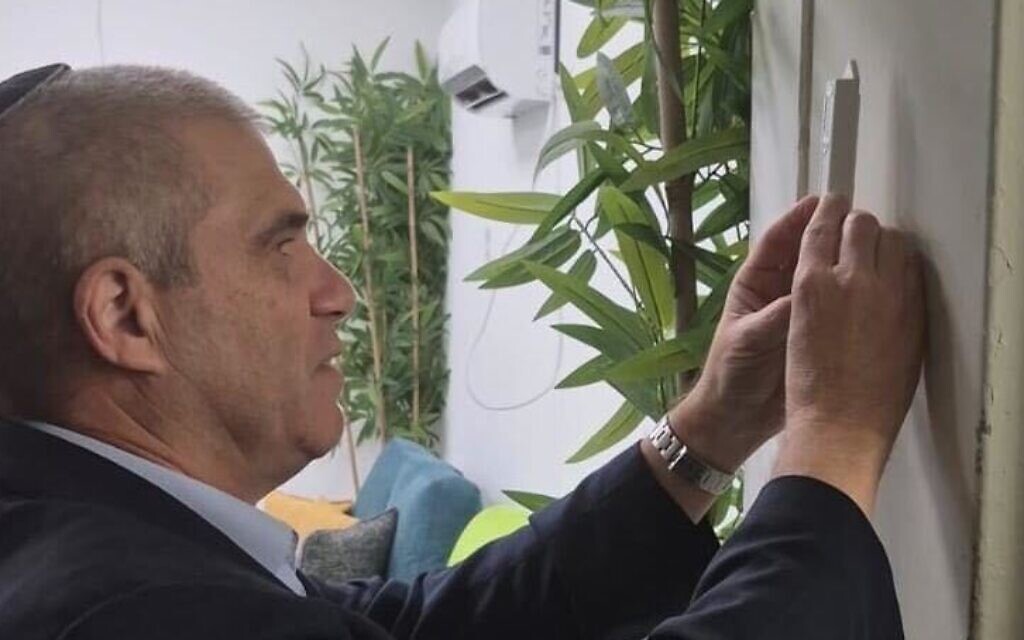 מתאם השבויים והנעדרים גל הירש קובע מזוזה בפתח מתחם השבים ברעים. 12 באוקטובר 2025 (צילום: משרדו של גל הירש) מתאם השבויים והנעדרים גל הירש קובע מזוזה בפתח מתחם השבים ברעים. 12 באוקטובר 2025 (צילום: משרדו של גל הירש)