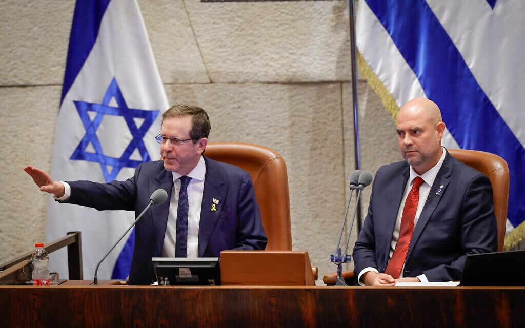 הנשיא יצחק הרצוג ויושב ראש הכנסת אמיר אוחנה במליאת הכנסת, 20 באוקטובר 2025 (צילום: נועם מושקוביץ, דוברות הכנסת)