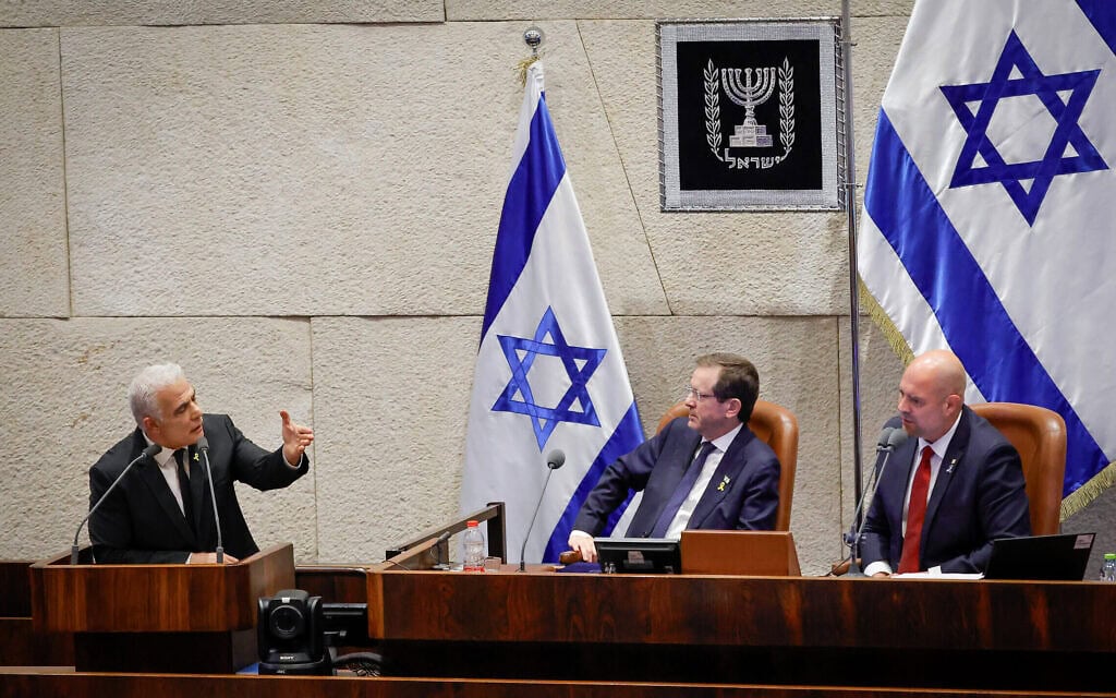 יאיר לפיד נואם במליאה, כשמשמאלו הנשיא יצחק הרצוג ויושב ראש הכנסת אמיר אוחנה, 20 באוקטובר 2025 (צילום: נועם מושקוביץ, דוברות הכנסת) יאיר לפיד נואם במליאה, כשמשמאלו הנשיא יצחק הרצוג ויושב ראש הכנסת אמיר אוחנה, 20 באוקטובר 2025 (צילום: נועם מושקוביץ, דוברות הכנסת)