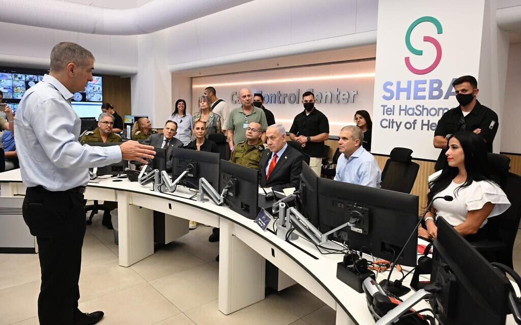 ראש הממשלה בנימין נתניהו בביקור בבית החולים שיבא תל-השומר. 10 באוקטובר 2025 (צילום: חיים צח/לע"מ) ראש הממשלה בנימין נתניהו בביקור בבית החולים שיבא תל-השומר. 10 באוקטובר 2025 (צילום: חיים צח/לע"מ)