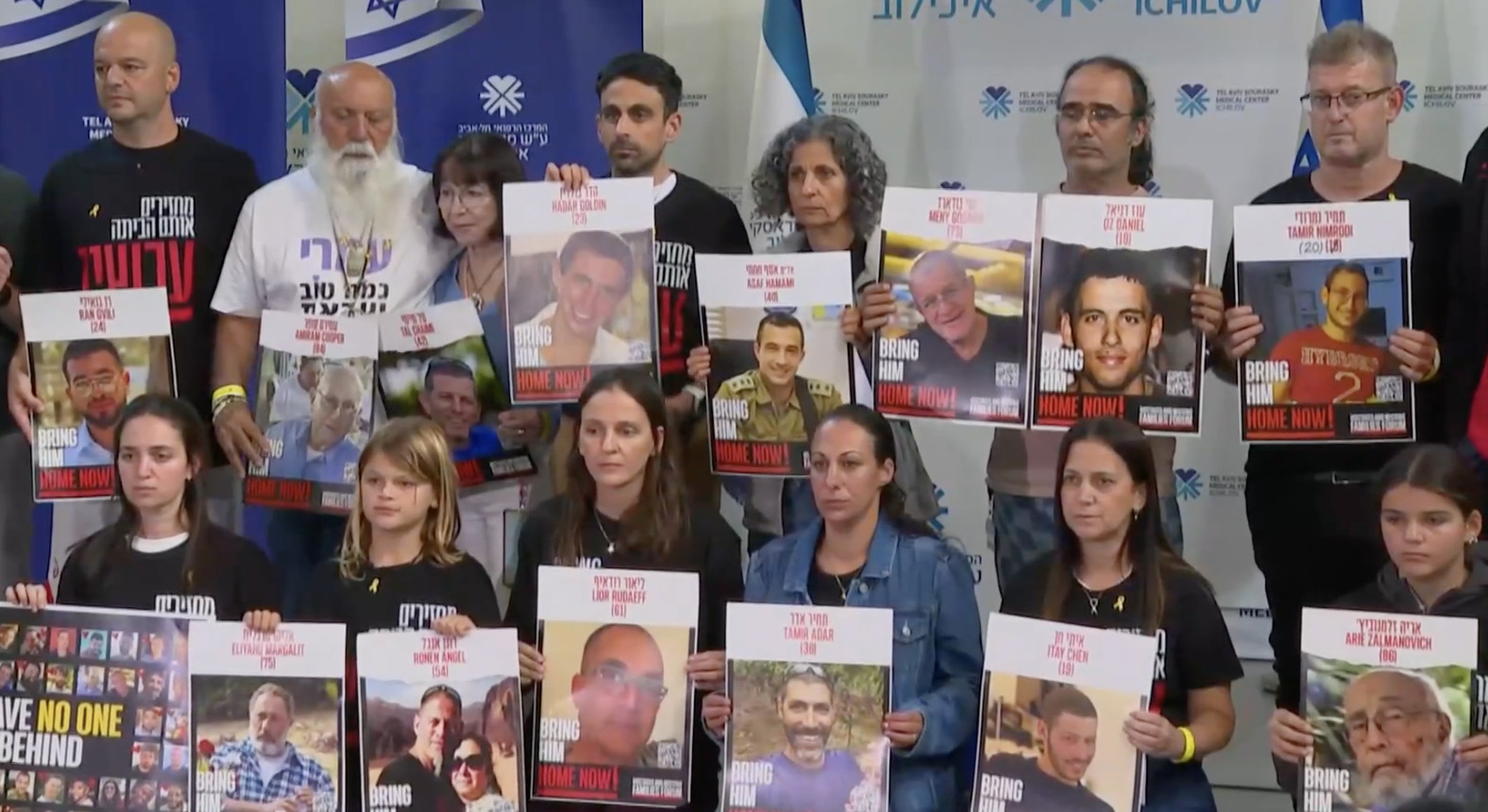 שורדי שבי ובני משפחות שורדי השבי בהצהרה לתקשורת בבית החולים איכילוב, 14 באוקטובר 2025 (צילום: צילום מסך) שורדי שבי ובני משפחות שורדי השבי בהצהרה לתקשורת בבית החולים איכילוב, 14 באוקטובר 2025 (צילום: צילום מסך)