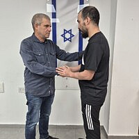 מחמוד סלאמה עם חזרתו לארץ מירדן עם מתאם השבויים והנעדרים במשרד ראש הממשלה גל הירש, 1 באוקטובר 2025 (צילום: דוברות ראש הממשלה) מחמוד סלאמה עם חזרתו לארץ מירדן עם מתאם השבויים והנעדרים במשרד ראש הממשלה גל הירש, 1 באוקטובר 2025 (צילום: דוברות ראש הממשלה)