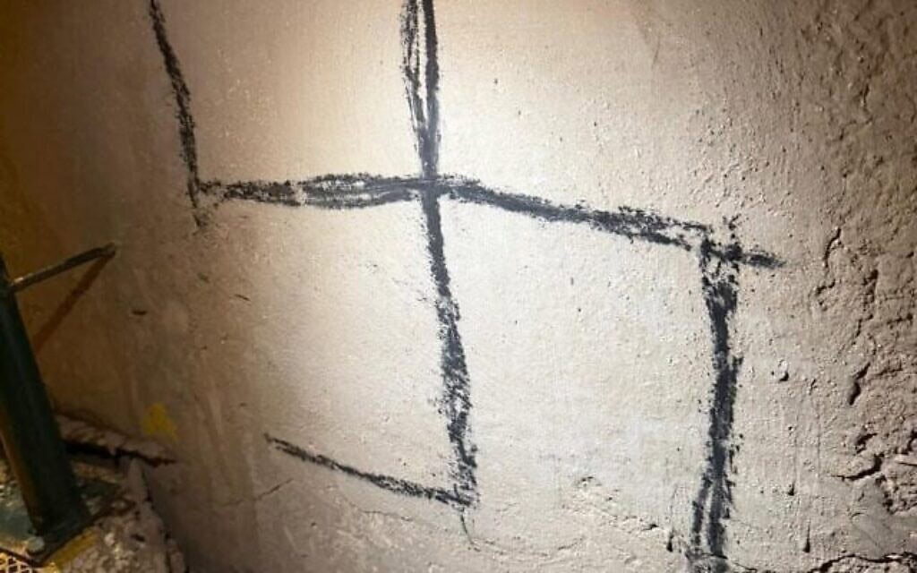 צלב קרס שצויר על בניין בחיפה (צילום: משטרת ישראל) צלב קרס שצויר על בניין בחיפה (צילום: משטרת ישראל)