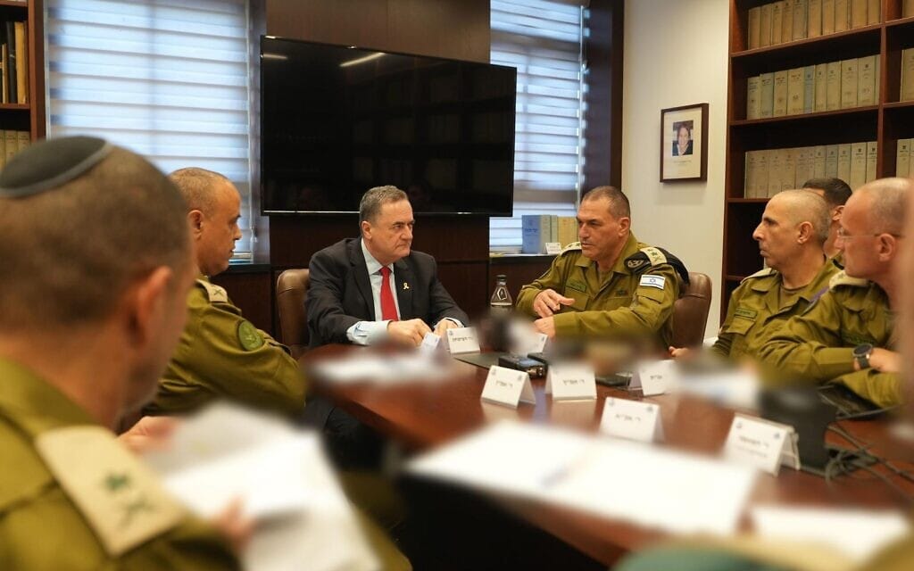 שר הביטחון ישראל כ"ץ והרמטכ"ל אייל זמיר, 9 באוקטובר 2025 (צילום: אלעד מלכה, משרד הביטחון) שר הביטחון ישראל כ"ץ והרמטכ"ל אייל זמיר, 9 באוקטובר 2025 (צילום: אלעד מלכה, משרד הביטחון)