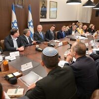 ראש הממשלה בנימין נתניהו בישיבת הממשלה יחד עם השליח המיוחד סטיב ויטקוף וג'ארד קושנר, 9 באוקטובר 2025 (צילום: מעיין טואף/לע"מ) ראש הממשלה בנימין נתניהו בישיבת הממשלה יחד עם השליח המיוחד סטיב ויטקוף וג'ארד קושנר, 9 באוקטובר 2025 (צילום: מעיין טואף/לע"מ)