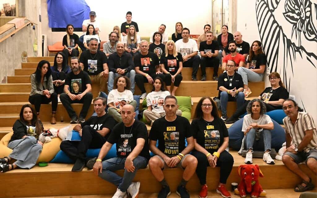 משפחות חטופים טרם פגישתם עם סטיב ויטקוף וג'ארד קושנר בבית אריאלה בתל אביב. 11 באוקטובר 2025 (צילום: פאולינה פטימר) משפחות חטופים טרם פגישתם עם סטיב ויטקוף וג'ארד קושנר בבית אריאלה בתל אביב. 11 באוקטובר 2025 (צילום: פאולינה פטימר)