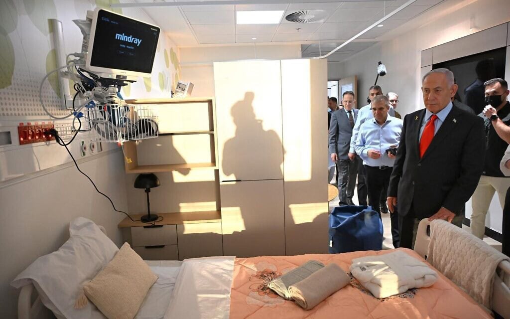 ראש הממשלה בנימין נתניהו בביקור במתחם השבים בשיבא. 10 באוקטובר 2025 (צילום: חיים צח/ לע״מ) ראש הממשלה בנימין נתניהו בביקור במתחם השבים בשיבא. 10 באוקטובר 2025 (צילום: חיים צח/ לע״מ)