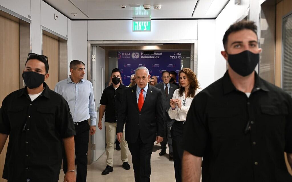 ראש הממשלה בנימין נתניהו בביקור במתחם השבים בשיבא. 10 באוקטובר 2025 (צילום: חיים צח/ לע״מ) ראש הממשלה בנימין נתניהו בביקור במתחם השבים בשיבא. 10 באוקטובר 2025 (צילום: חיים צח/ לע״מ)