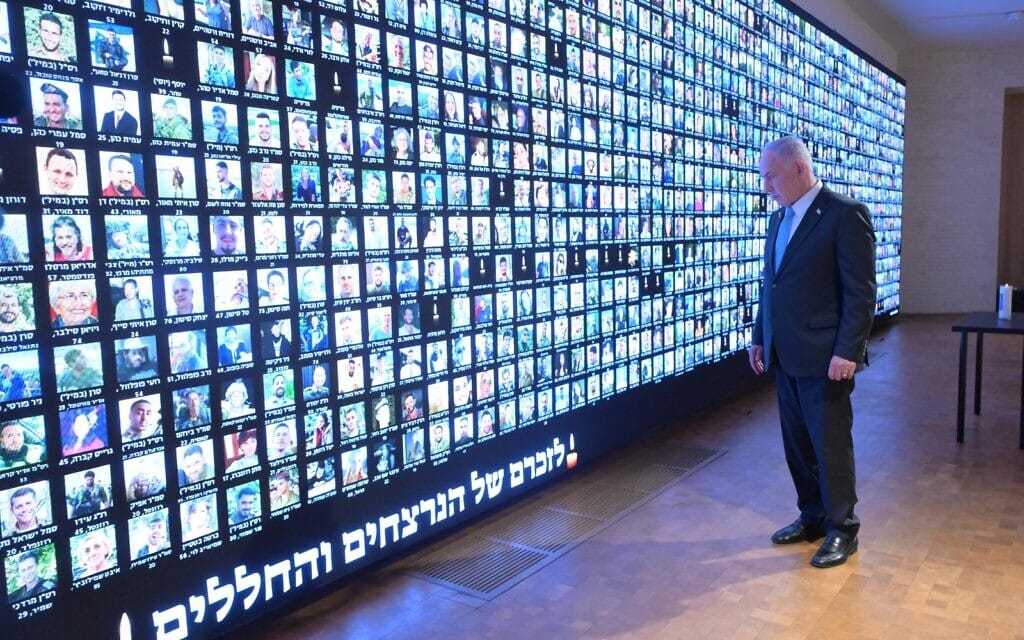 ראש הממשלה בנימין נתניהו מדליק נר לזכר קורבנות המלחמה. 12 באוקטובר 2025 (צילום: עמוס בן גרשום/ לע״מ) ראש הממשלה בנימין נתניהו מדליק נר לזכר קורבנות המלחמה. 12 באוקטובר 2025 (צילום: עמוס בן גרשום/ לע״מ)