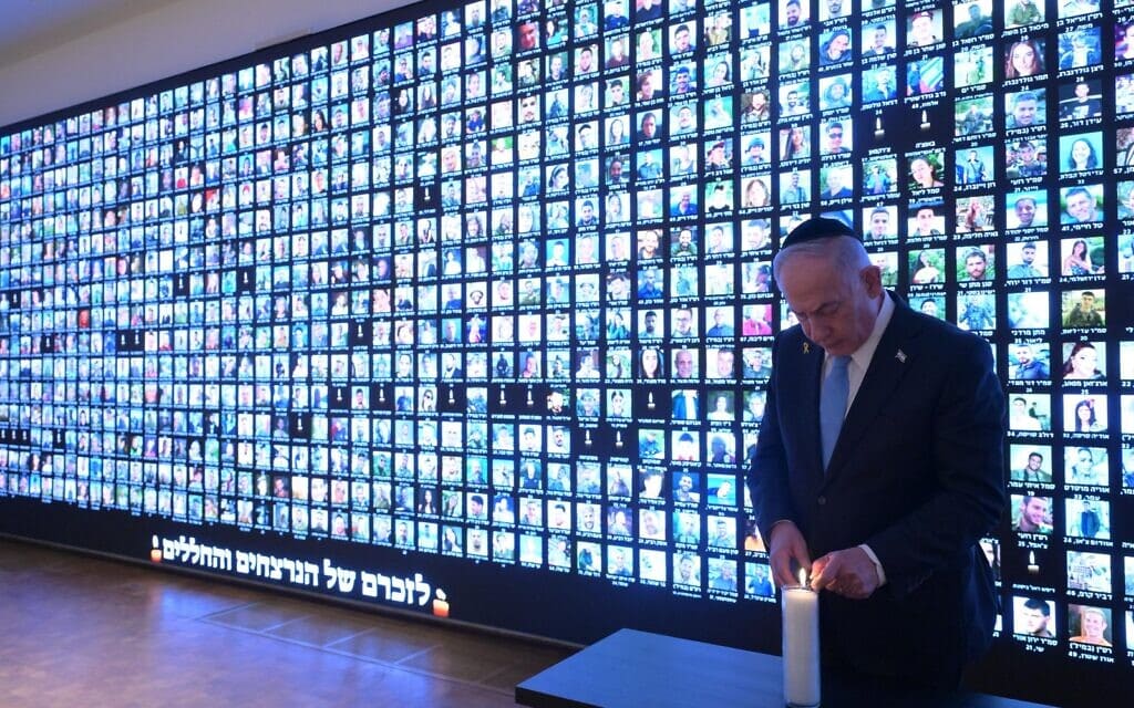 ראש הממשלה בנימין נתניהו מדליק נר לזכר קורבנות המלחמה. 12 באוקטובר 2025 (צילום: עמוס בן גרשום/ לע״מ) ראש הממשלה בנימין נתניהו מדליק נר לזכר קורבנות המלחמה. 12 באוקטובר 2025 (צילום: עמוס בן גרשום/ לע״מ)