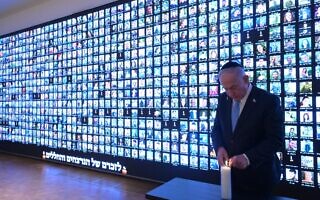 ראש הממשלה בנימין נתניהו מדליק נר לזכר קורבנות המלחמה. 12 באוקטובר 2025 (צילום: עמוס בן גרשום/ לע״מ) ראש הממשלה בנימין נתניהו מדליק נר לזכר קורבנות המלחמה. 12 באוקטובר 2025 (צילום: עמוס בן גרשום/ לע״מ)