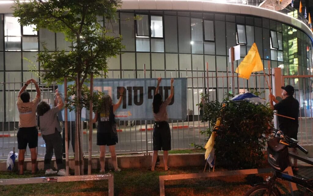 מתנדבים תולים פוסטר המברך את החטופים השבים, 12 באוקטובר 2025 (צילום: ליאור שגב) מתנדבים תולים פוסטר המברך את החטופים השבים, 12 באוקטובר 2025 (צילום: ליאור שגב)